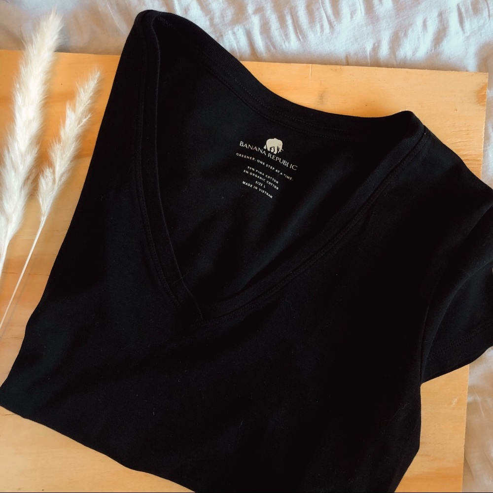 Banana Republic black v-neck tee